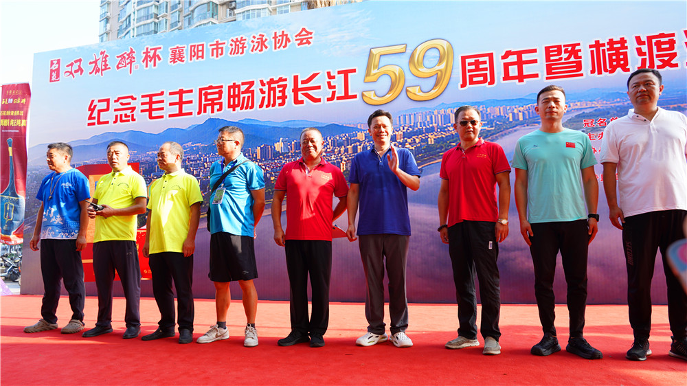 石花雙雄醉再襄盛舉 千人橫渡漢江紀(jì)念毛主席暢游長(zhǎng)江59周年?